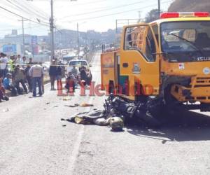 El camión de los Bomberos circulaba en contravía. Fotos Estalin Irías/ EL HERALDO