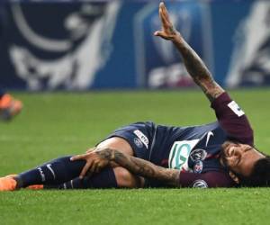 El lateral brasileño del París Saint-Germain Dani Alves sufre una lesión de ligamentos en su rodilla derecha.Foto:AFP