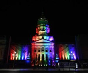 En la madrugada del miércoles el Parlamento fue iluminado con los colores del arco iris que identifican a la comunidad LGBT. Foto: AFP.