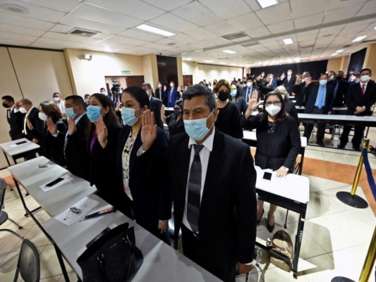 Los jueces salvadoreños prestan juramento para ocupar nuevos cargos, en la sede de la Corte Suprema de Justicia, en San Salvador, el 26 de septiembre de 2021. Foto: Agencia AFP.