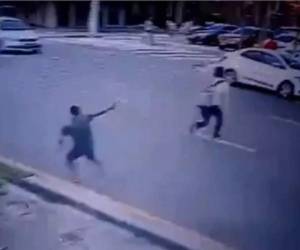 El estudiante salió corriendo para evitar ser asaltado y el ladrón le disparó en la cabeza.