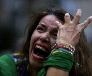 Los gestos de esta brasileña lo dicen todo. Brasil lloró ante Alemania. (AP)