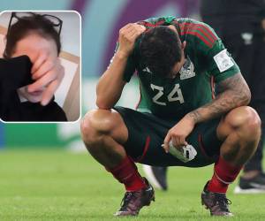Un jugador mexicano se lamenta por la pérdida, mientras en el recuadro, Paty Cantú llora.