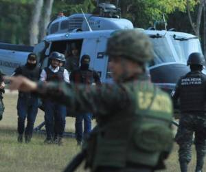 El extraditable llegó en helicóptero al Campo Parada Marte, donde era custodiado por los militares. Foto: Alex Pérez/EL HERALDO.