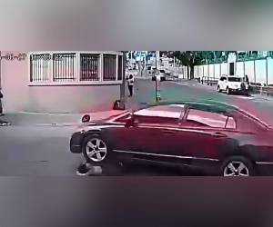 Hernández Flores se encontraba en medio de la calle cuando un automóvil Honda Civic lo arrolló, quedando su cuerpo debajo del automotor.