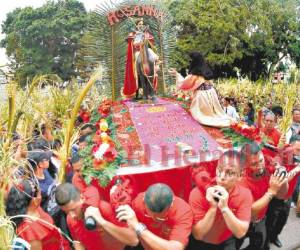 Una multitud de capitalinos acompañaron la procesión de los ramos de olivos en la capital.