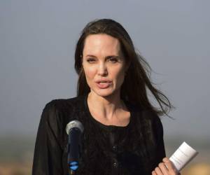 La actriz, cineasta y humanitaria estadounidense Angelina Jolie, enviada especial del Alto Comisionado de las Naciones Unidas para los Refugiados (ACNUR), se dirige a una conferencia de prensa después de su visita al campamento de Khingupalong para refugiados rohingya en Ukhia, en el sur de Bangladesh, el 5 de febrero de 2019.
