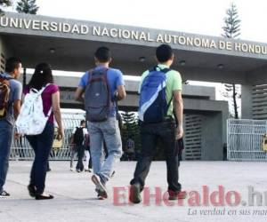 La suspensión del inicio de clases en la UNAH se debe a que los estudiantes estarían teniendo dificultades para movilizarse hasta los centros universitarios por las manifestaciones. Foto: El Heraldo.