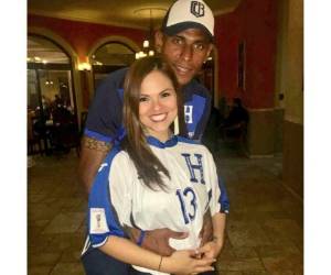 Carlo Costly junto a su pareja Tita Torres.