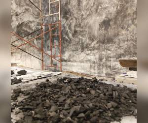 El proyecto en proceso de ejecución, véase el carbón, materia prima de esta obra, extraído del propio lugar del incendio.