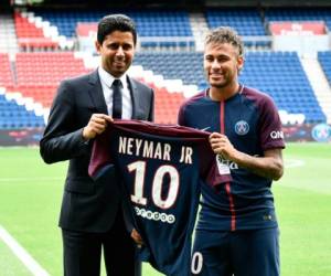 Neymar posando con el presidente del PSG y su nueva camisa. El brasileño usará el 10 en el PSG. (AFP)