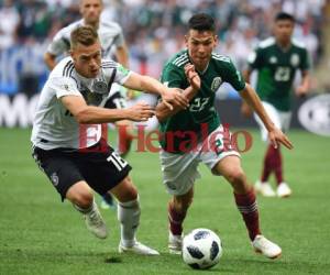 Joshua Kimmich marcando al mexicano Hirving Lozano (AFP)