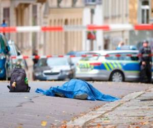 Un cadáver quedó en las calles de Halle, Alemania después del tiroteo. Foto: AP.