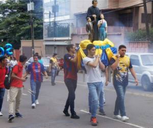 Los alumnos mientras cargaban en una procesión a su patrono San Juan Bosco. Foto: Cortesía San Miguel/EL HERALDO.