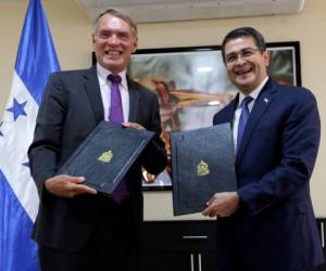 El presidente Hernández suscribió el convenio con el director de Operaciones de Fundación Capital, Roberto Haundry.