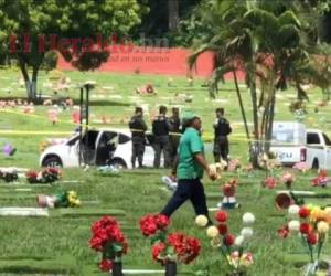Familiares enterraban el cuerpo de Marlon David Amador Portillo, asesinado el fin de semana en San Pedro Sula, cuando fueron sorprendidos por los disparos. Foto: EL HERALDO