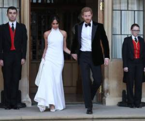 En esta foto del 29 de junio del 2019, el prÃ­ncipe Enrique de Inglaterra y su esposa Meghan, duquesa de Sussex, se retiran de la cancha previo a un partido de bÃ©isbol en Londres. Enrique podrÃ¡ ver el legado del trabajo humanitario de su madre en Angola durante un viaje al sur de Ãfrica. El Palacio de Buckingham publicÃ³ el viernes 6 de septiembre los detalles del viaje que el prÃ­ncipe harÃ¡ a fines de mes con su esposa Meghan y su hijo Archie. (AP Foto/Tim Ireland, Archivo)