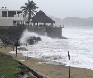 Inundaciones y alto oleaje se reportan en regiones costeras de Nayarit y Guerrero. Foto cortesía: Twitter@berthareynoso