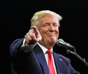 En las imágenes se ve a Donald Trump celebrando con varias mujeres. Foto: AFP