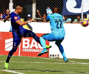 Marco Tulio Vega de Motagua en acción con el portero Yul Arzú de la Real Sociedad. Foto: Ronal Aceituno / El Heraldo / Grupo OPSA.