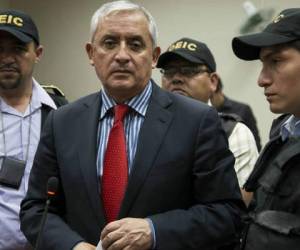 Pérez, un general retirado de 67 años, dijo a periodistas al término de la audiencia que el juez Miguel Ángel Gálvez no le otorgó la petición para abandonar prisión. Foto: Prensa Libre