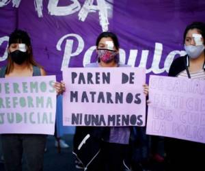 Ese colectivo de organizaciones feministas que desde 2015 protagonizan multitudinarias manifestaciones callejeras en el país sudamericano, llevó a cabo una acción artística sobre mujeres asesinadas frente a la sede del Poder Judicial de la Nación en el centro de la capital. Foto: AP