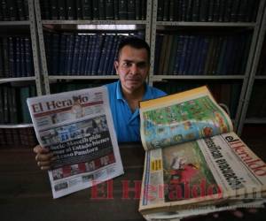 Arnold compara un ejemplar de EL HERALDO con otro de los 90. Foto: Johny Magallanes / EL HERALDO.