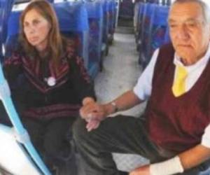 Mario Núñez conduce todos los días un bus con su esposa al lado. Foto: Twitter