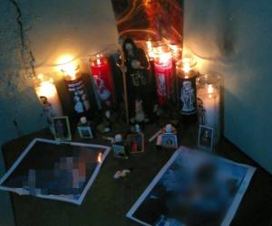 Fotografías de miembros de diferentes cuerpos de seguridad y de otras organizaciones delictivas fueron halladas en el santuario.