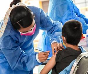 La baja cobertura de vacunación se reporta más en los grupos menores de cinco años, por lo que las autoridades sanitarias piden a los padres llevar a sus hijos a inmunizar.