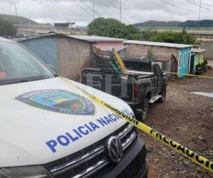Agentes policiales realizaron las primeras investigaciones en la colonia Divino Paraíso, donde un hombre fue atacado a balazos mientras conducía un vehículo.