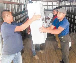 Las primeras maletas electorales fueron cargadas ayer. (2) Más de 4,000 maletas salen hoy a cinco departamentos del país.