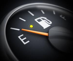 Entre más caro es el carburante, el salario mínimo puede comprar menos galones de los refinados.