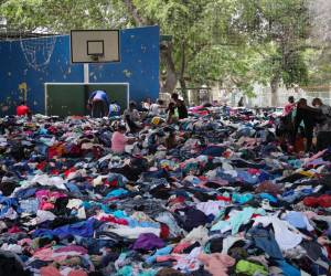 Personas afectadas seleccionan ropa en La Guaira (Venezuela).