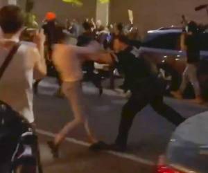 Momento en que D'Andraia empuja a Dounya Zayer, de 20 años, hasta hacerla caer al suelo y le grita 'puta' (bitch). Foto: AP