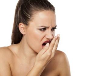 Antes de alarmarte por el mal aliento es recomendable ver si la rutina de limpieza bucal es la correcta.
