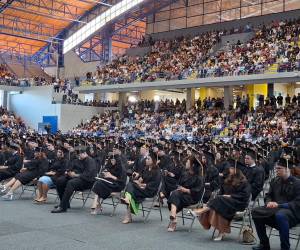 Este viernes un total de 644 graduados recibieron su título universitario; las graduaciones seguirán este sábado en dos jornadas.
