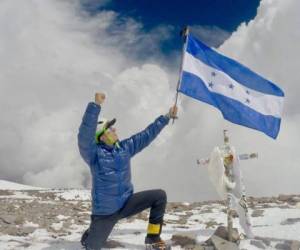 Una foto del hondureño Ronald Quintero en la cima de la montaña Aconcagua, en Argentina a 6962 msnm.