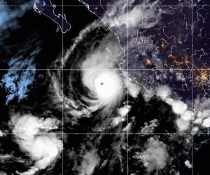 En la trayectoria pronosticada del NHC, “el centro de Orlene debe pasar cerca o sobre Las Islas Marías (del estado de Nayarit) esta noche o el lunes por la mañana, y llegar a la costa de México continental el lunes por la noche”, añadió el NCH.