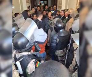 Los militares no lograron pasar por el presidente Luis Arce.