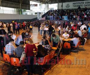 El martes cientos de maestros llegaron al Instituto Central Vicente Cáceres de la capital a dejar su documentación para el concurso.