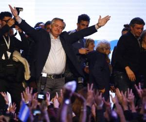Un total de 90% de las mesas .fueron escrutadas hasta el momento.La diferencia de 15 puntos porcentuales de Fernández frente a Macri revelaba la debilidad del mandatario. Foto: AP.