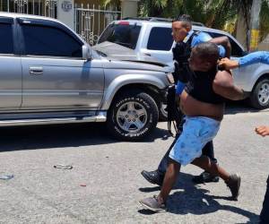 El juez atropelló a dos agentes que le daban seguimiento y que se transportaban en una motocicleta policial, provocándoles, graves lesiones en diferentes partes de su cuerpo.