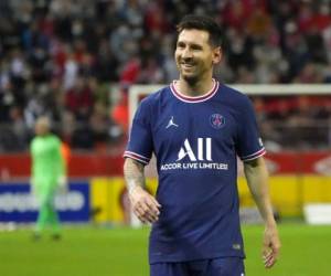 El delantero argentino del PSG Lionel Messi sonríe durante el partido contra el Reims por la liga francesa. Foto:AP