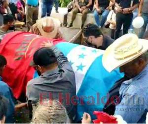 Los familiares y amigos, participaron en el sepelio de Juan Carlos Vega, regidor de la alcaldía de Danlí, El Paraíso.
