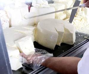 El queso semiseco y frijolero registró un aumento de 82 lempiras a 84 lempiras; el quesillo pasó de 55 a 56 lempiras.