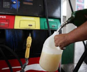 El precio vigente de la gasolina superior es de 92.70 lempiras por galón.