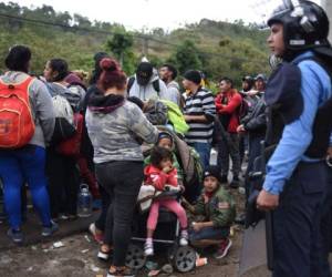 Algunos migrante hondureños aún se encuentran en la frontera de Honduras y Guatemala. Foto: Agencia AFP