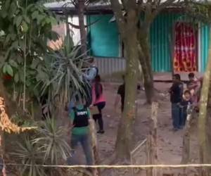 Imagen del exterior de la vivienda donde residía la niña. En el patio, personal de investigación comenzaba las indagaciones.