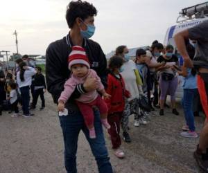 Migrantes llegan a El Ceibo, Guatemala, el 19 de agosto de 2021, luego de ser deportados desde Estados Unidos y México. FOTO: AFP